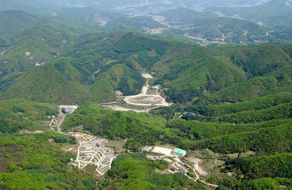 천진암과 앵자봉 전경